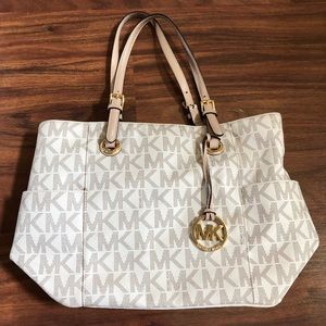 Michael Kors Signature tote in vanilla!